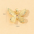 Dettaglio del ciondolo a farfalla dorato con pietre colorate, misura 2cm x 2,6cm - Stile D-Pietre Preziose Colorate (2x2.6cm)