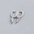 Dettaglio di orecchini a cerchio in argento S925 con ciondoli a cono e micro cristalli - Argento 925 / Oro Bianco