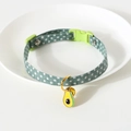 Dettaglio del collare verde per gatti con ciondolo a forma di avocado e campanellino - S (17-32cm) / Avocado Verde