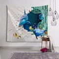 Dettaglio dell'arazzo 3D con delfini e barriera corallina appeso su una parete di mattoni - 150x130 / Attraversando il muro