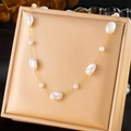 Elegante collar de cadena dorada con perlas presentado en una caja de regalo beige - Collar de Perlas (N2784)