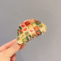 Primo piano di un fermaglio natalizio per capelli con motivi di renne e fiocchi di neve - Quadri Rosso Verde Beige