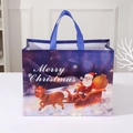 Weihnachts-Geschenktüte aus Vlies mit blauen Griffen und Weihnachtsmann-Rentier-Druck - Blauer Nachthimmel Schnee Weihnachten