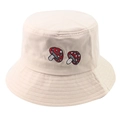 Gros plan sur la broderie champignon rouge d'un chapeau bob beige en coton doux - 58cm / Beige