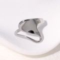 Anillo abierto plateado minimalista con diseño curvo abstracto de acero inoxidable pulido - Color Acero