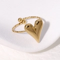 Anillo de corazón dorado minimalista con banda trenzada y acabado pulido fino - Dorado