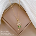 Détail du pendentif marguerite avec zircons sur une boîte à bijoux beige - Collier Pendentif en Forme de Marguerite (A233)