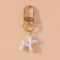 Dettaglio portachiavi a forma di cane palloncino bianco in resina con chiusura dorata - Bianco