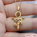 Dettaglio pendente Croce Ankh con Occhio di Horus e zircone blu, catena dorata, 20*31.8mm - Blu