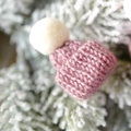 Mini bonnet de Noël tricoté rose avec pompon blanc pour poupées et artisanat - Rose foncé