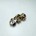 Dettaglio della molletta leopardata con tre fiori e perle nella parte centrale - Leopardo Chiaro 8,5 cm