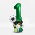 Dettaglio del palloncino verde numero uno e decorazioni da calcio per un set di compleanno - Set Numero 1