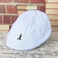 Béret rayé pour bébé en bleu clair et blanc avec broderie lapin noir sur le côté - 46-52cm / Lapin Rayé Bleu Ciel