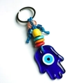 Detailansicht von Glas-Hamsa-Schlüsselanhänger mit bunten Perlen und Metallring - Hamsa Hand Schlüsselanhänger / Blau