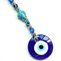 Dettaglio del pendente da parete Malocchio con pesce in vetro blu e perline decorative - Ciondolo da 50mm