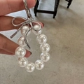 Porte-clés à nœud argenté et perles blanches avec crochet à ressort pour sacs et bagages - Blanc Avec Grand Nœud Noir