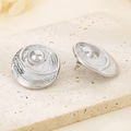 Primer plano de pendientes plateados con textura de onda 3D y detalles de bolas lisas - Color Acero (KE116198-KFC)