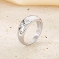 Primer plano de anillo grueso de acero plateado con circonitas en forma de estrella - US 6 / Acero (KR111577-GC)
