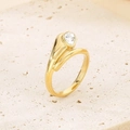 Macro-opname van gouden slangenring met druppelkristal op een beige stenen basis - US 7 / Goud Diamant (Slangstijl)