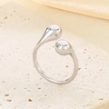 Close-up van zilveren open ring met bolvormige uiteinden op natuursteen achtergrond - US 6 / Zilver (Minimalistisch)