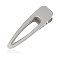 Pinza para el pelo minimalista de metal plateado mate sobre fondo blanco - Plata Mate