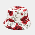 Dettaglio della stampa floreale con rose rosse su un cappello alla pescatora in cotone bianco - M (56-58cm) / Pizzo Rosa Bianca