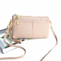 Elegante lichtroze crossbodytas van generfd leer met dubbele ritsen en gouden details - Roze