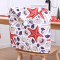 Kerststoelhoes met rode zeester en schelpenprint en een zachte witte pluche bal - Oceaan Zeester Schelppatroon (ZX-04)