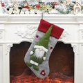 Calza di Natale in feltro grigio con simpatica bambola di gnomo appesa al camino - Calza Gnomo di Natale Grigio
