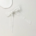 Detalle de lazo de satén blanco con cinta larga elegante sobre fondo blanco impecable - Blanco