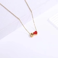 Collana minimalista in oro con ciondolo lettera C e charm a cuore rosso su sfondo bianco - Collana con lettere a cuore C