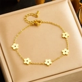 Bracciale a fiori in acciaio inossidabile placcato oro su cuscino per gioielli beige - Bracciale (B1386)