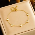 Minimalistische goldene Edelstahlkette mit fünf funkelnden Herzanhängern - Einzelnes Armband (B1392)