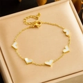 Elegante vergulde hartjesarmband met witte schelpbedeltjes in een luxe geschenkdoos - Enkel item: Armband (B1394)