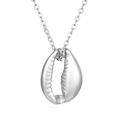 Detailopname van een glanzende zilveren schelphanger aan een klassieke schakelketting - Schelp Ketting (MS-544) / Staalkleur