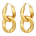 Detalle macro de pendientes de eslabones entrelazados dorados con acabado pulido fino - Dorado
