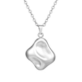 Dettaglio ravvicinato della collana d'argento con pendente in metallo liquido - Ciondolo Quadrato Strutturato Acciaio (MS-530)