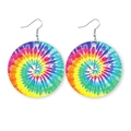 Dettaglio di orecchini tondi in pelle con motivi tie-dye colorati e ganci argentati - Tie-Dye a Spirale Colorata Tondo
