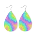 Detailansicht der Tropfenohrringe mit lebhaftem Batikmuster auf Lederstruktur in Regenbogen - Lila Tie Dye Tropfen
