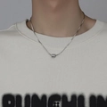 Collana in acciaio al titanio con pendente a cilindro a scacchi indossata da un modello uomo - Scacchiera Argentata
