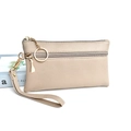 Bolso de mano beige minimalista en cuero sintético con cremallera dorada y correa - Color Alpaca