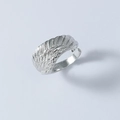 Detalle macro de anillo ajustable de ala de ángel plateado con texturas de plumas - Textura Plata Metálica/Abierto Ajustable / Blanco K/Plata