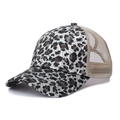 Detail der Trucker-Mütze mit Leopardenmuster, khakifarbenem Netz und gebogenem Visier - Mit CC-Label / Leopardenmuster Beige