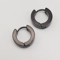 Dettaglio di un paio di orecchini a cerchio neri in metallo spazzolato con trama opaca - 4*9 / Nero