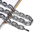 Nahaufnahme einer silbernen Brillenlkette mit rechteckigen Gliedern und Gummiringen - Silber