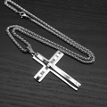 Detailansicht der gewellten Doppelkreuz-Halskette in Silber auf dunklem Holzhintergrund - 60cm Weizenkette / Stahlfarbe