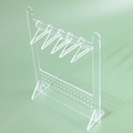 Nahaufnahme des transparenten Acryl-Schmuckhalters mit Bügeln und Löchern für Ohrringe - Großer Ohrringständer im Kleiderbügel-Stil Transparent
