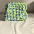 Dettaglio della borsa a nuvola all'uncinetto azzurra e gialla con trama spessa - 25*15*5CM