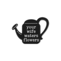 Pin's arrosoir émaillé avec citation Your Wife Waters Flowers en noir et blanc - Style Arrosoir Noir et Blanc (QHXZ2309)