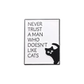 Emaille-Anstecknadel mit schwarzer Katze und dem Spruch 'Never trust a man' auf Englisch - Traue Niemals Einem Mann (QHXZ2303)